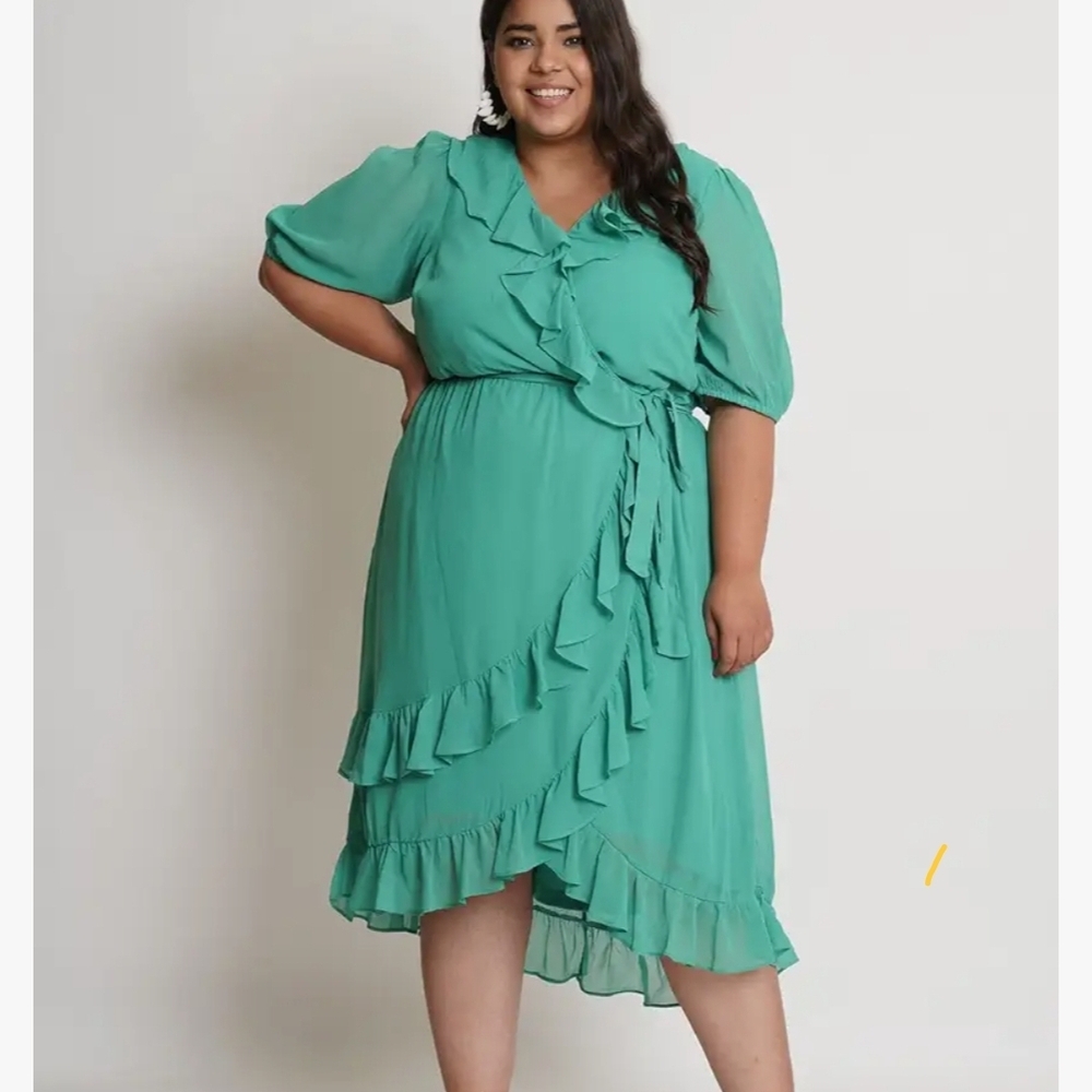 Gabby Skye Vibrant Green Dress , Size 24W 🪷